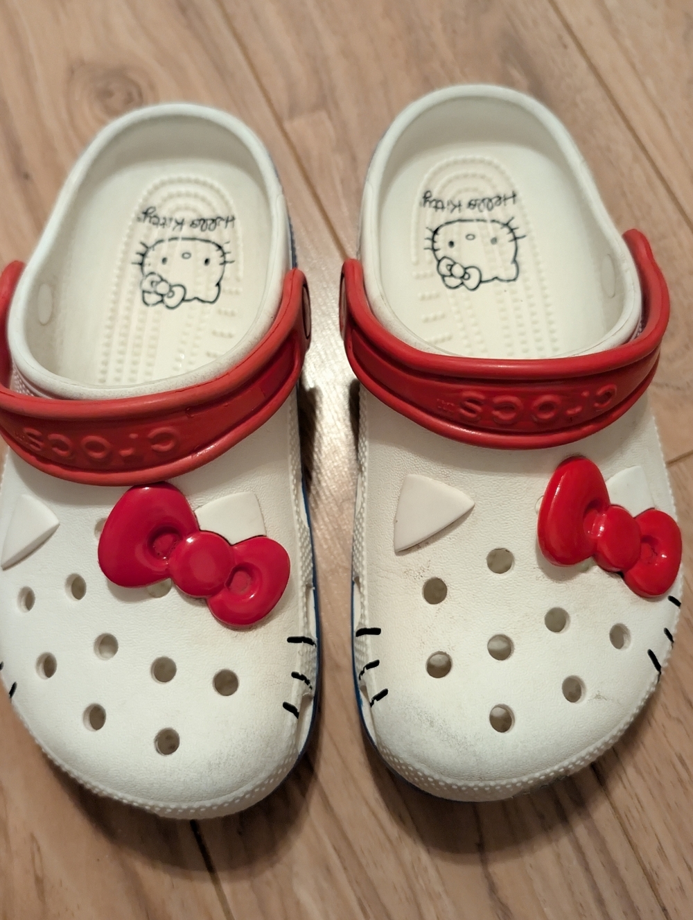 Stunning Hello Kitty x Crocs Classic Clogs in Excellent Used Condition! 🎀🐾